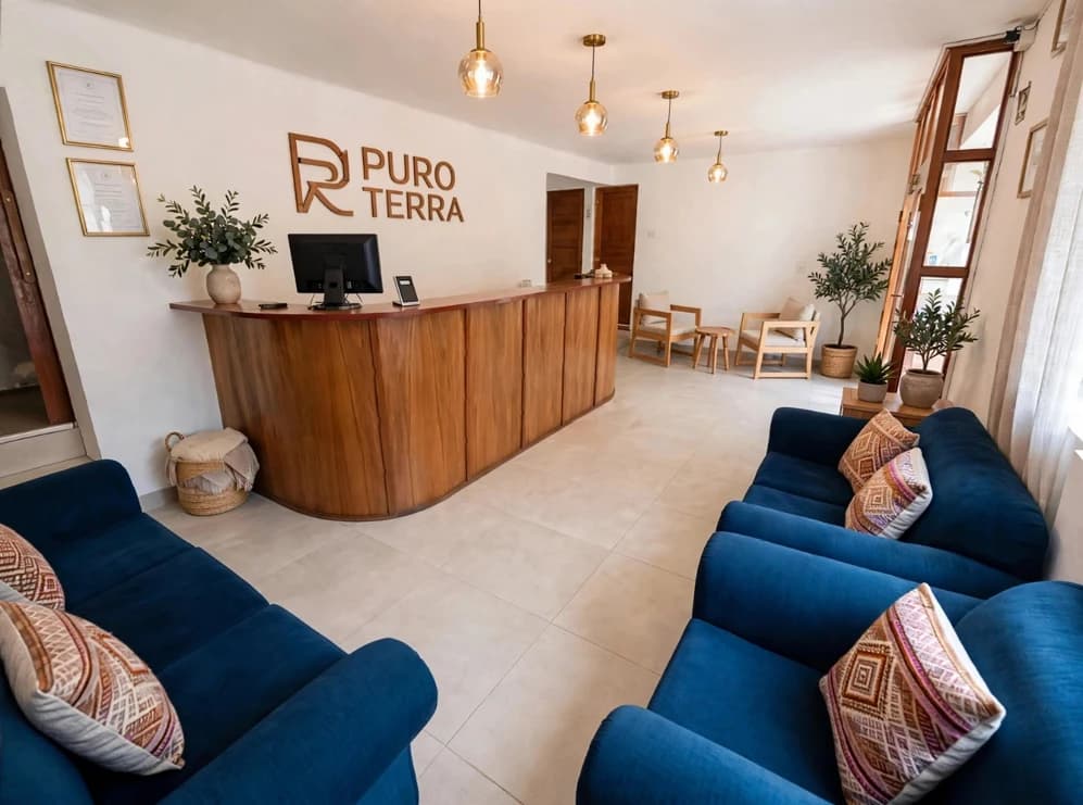 Recepción del hotel con logo y sofas azules